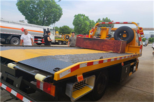 银海附近拖车电话号码服务